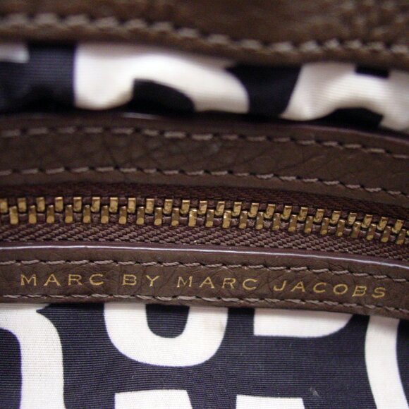 MARC by MARC JACOBS Vintage Small Pebbled Leather Golden Turn Lock Crossbody Bag - Picture 8 of 9